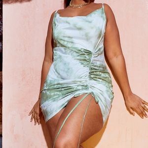 PrettyLittleThing - Plus Tie Dye Cowl Ruched Front Bodycon Dress